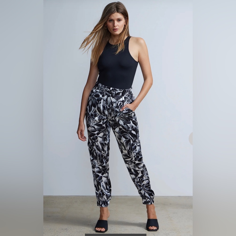 🤍🖤🩶Brand New Beautiful Silky NY&Co Jogger Pant 🩶